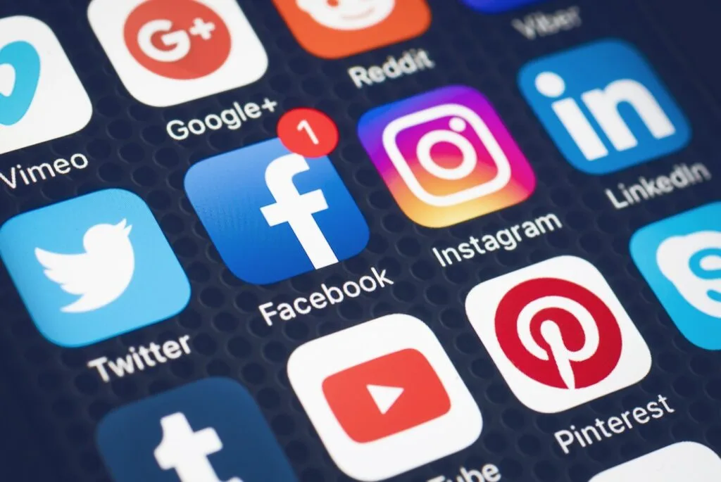الترحم على الأموات عبر مواقع التواصل الاجتماعي