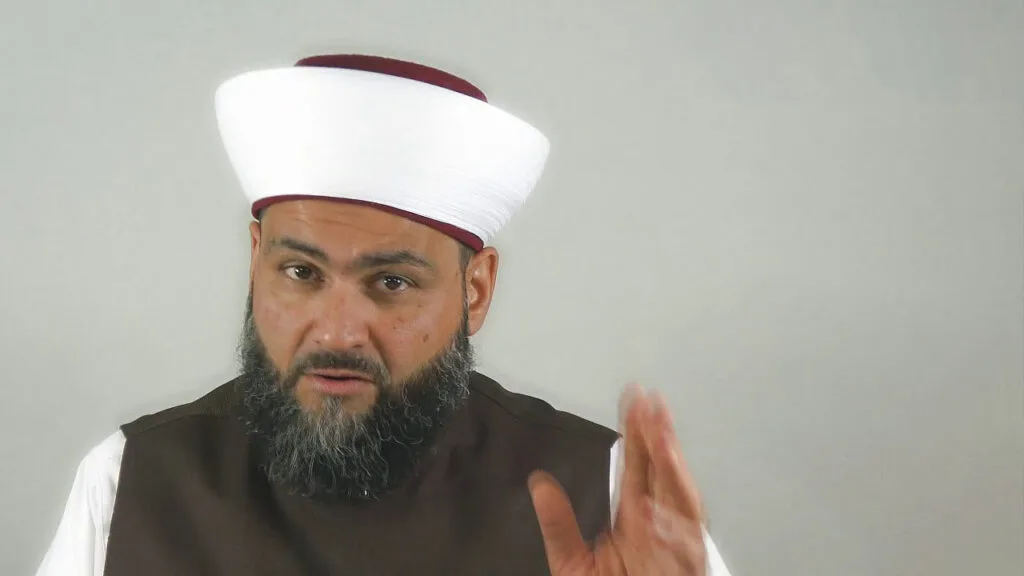 الرد على المبتدع الضال “جيل صادق” في تفسيره لقول الله تعالى: أأمنتم من في السماء
