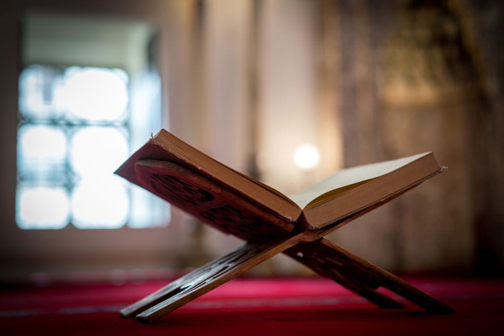 فَمَنْ شَاءَ فَلْيُؤْمِنْ وَمَنْ شَاءَ فَلْيَكْفُرْ