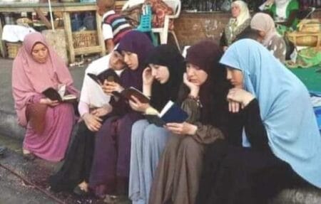 امرأة مسلمة تعيش في الغرب توجه رسالة إلى الفتيات في الدول العربية .. رجاءً لا تكونوا مثلنا!